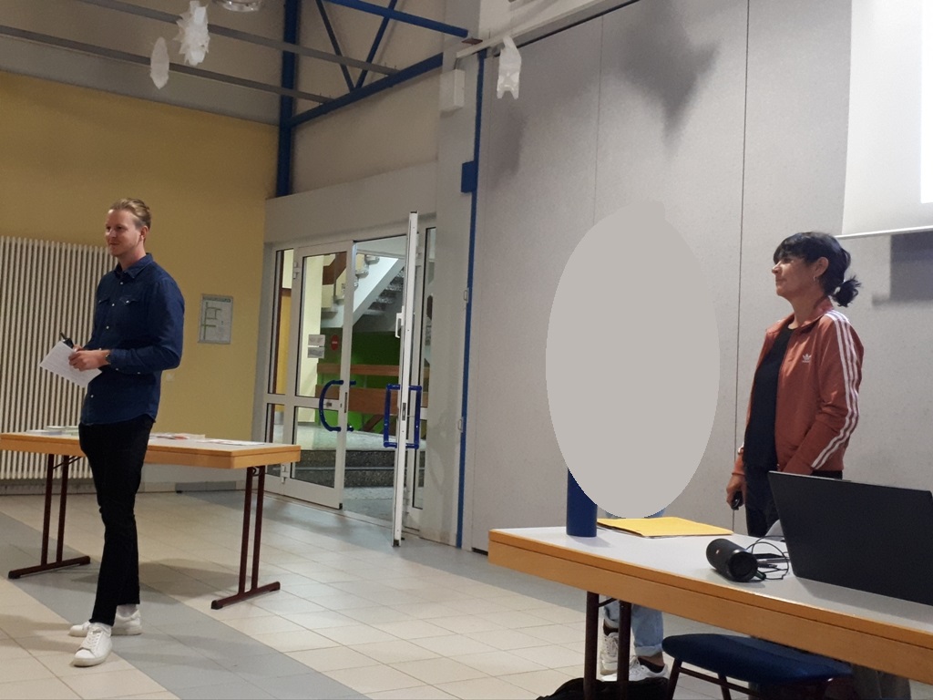 Der Konrektor, ein Mann und eine Frau beim Vortrag