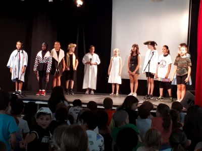 Kostümierte Schüler/innen auf der Bühne