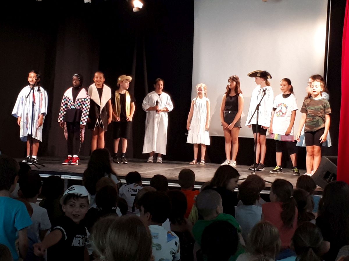 Kostümierte Schüler/innen auf der Bühne