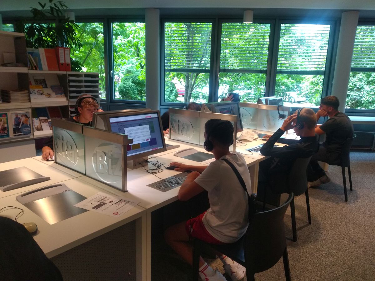 Viel Jungen vor PCs