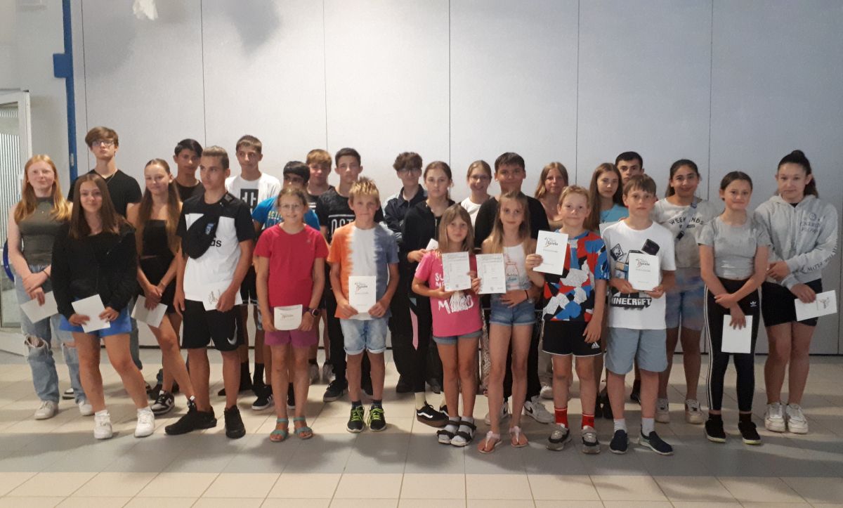 Schülerinnen und Schüler mit ihren Urkunden