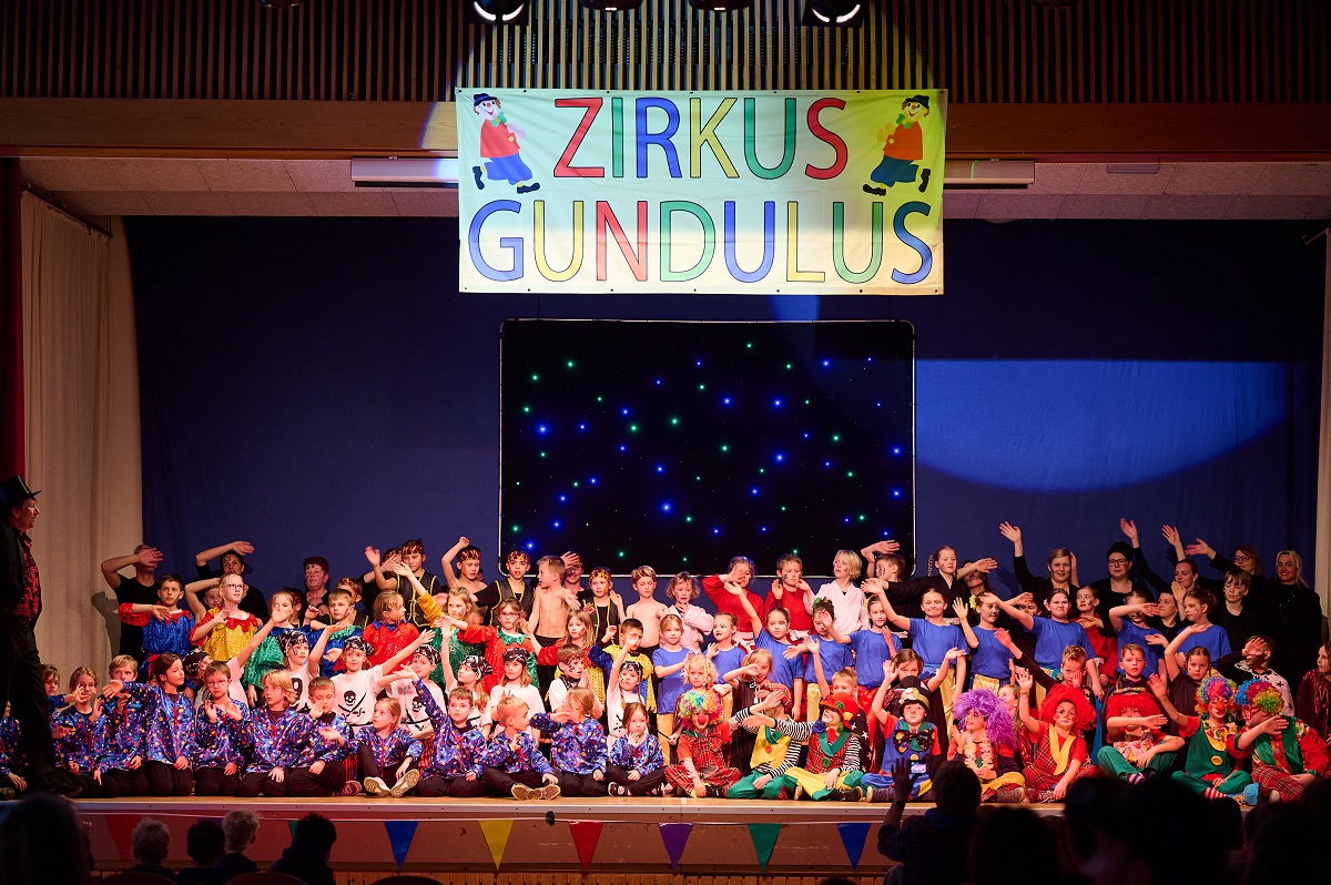 Zirkuskinder vor Zirkusbanner