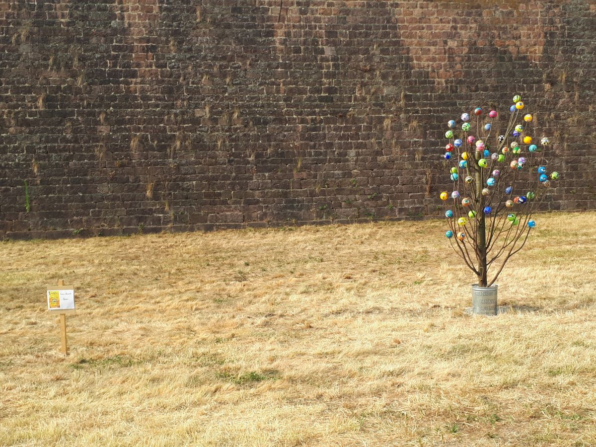 Künstlicher Baum mit Erklärung