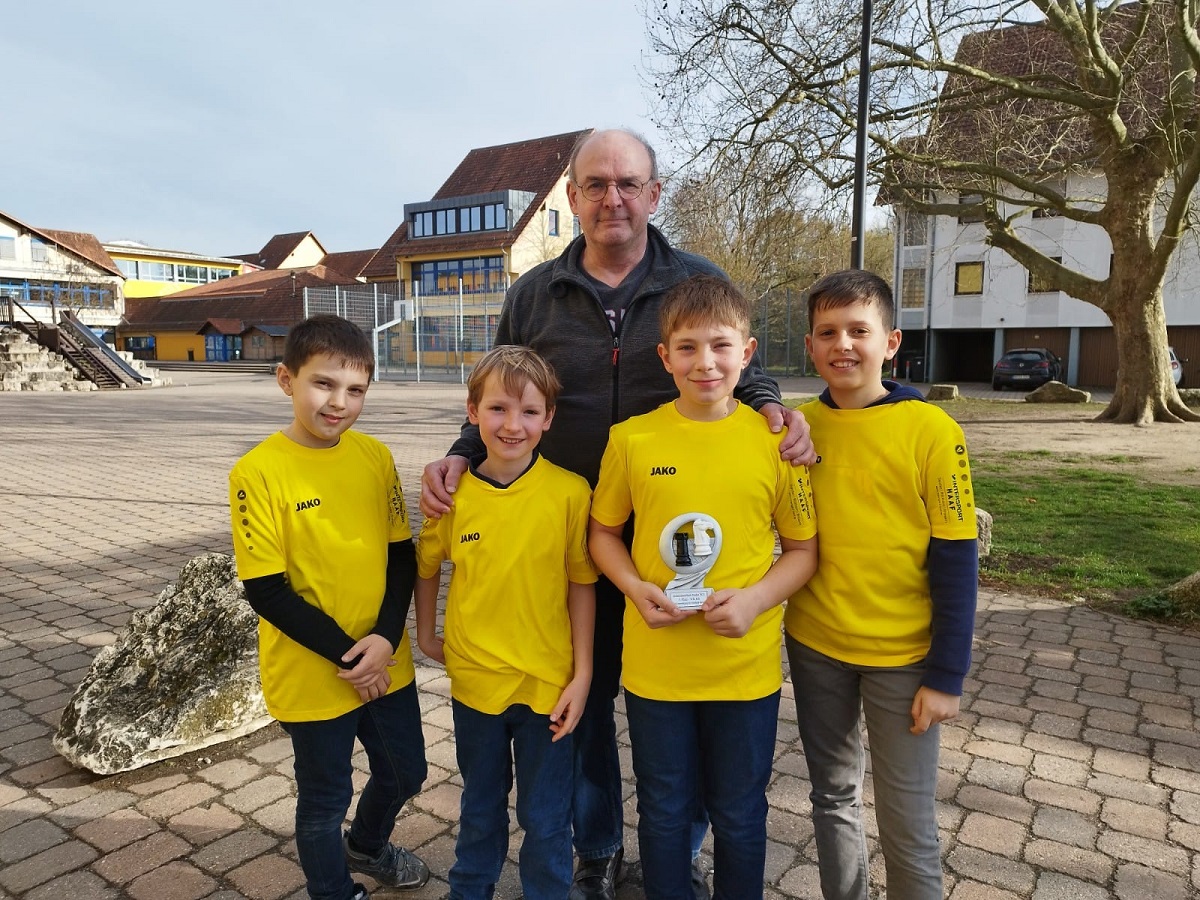 Trainer mit vier Jungen
