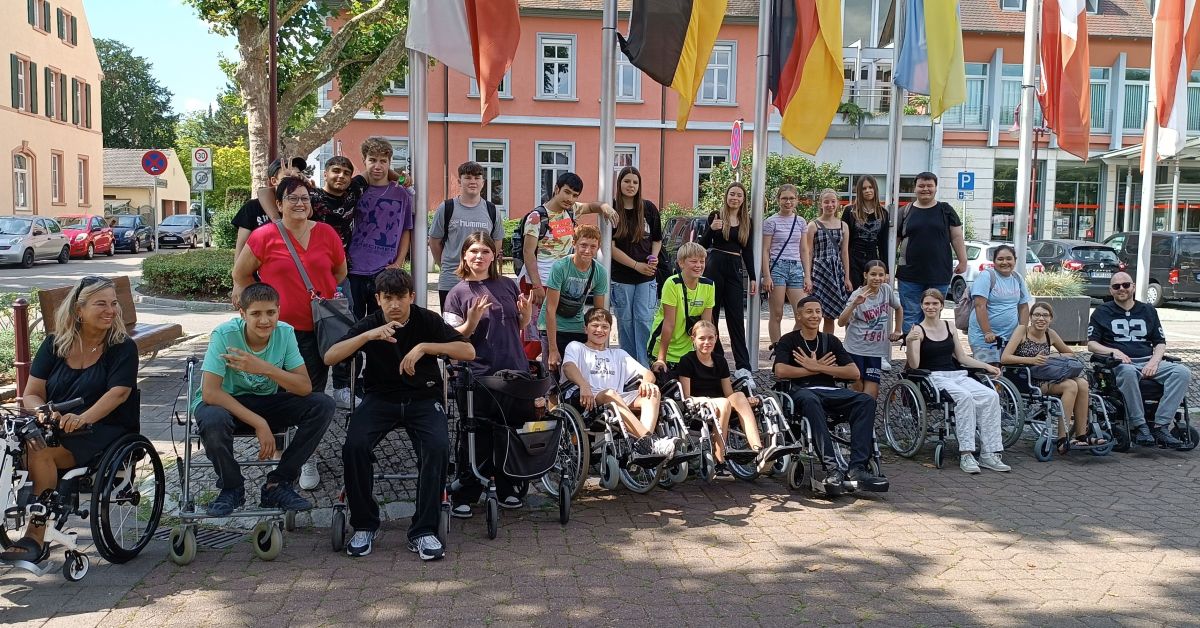 Die teilnehmenden Schüler mit den Leitenden im Rollstuhl