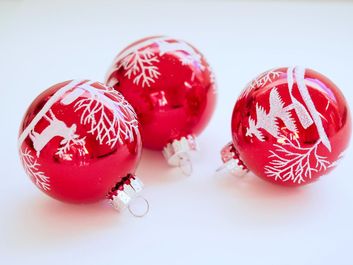 drei rote Weihnachtskugeln