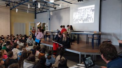 mehrere Schüler auf einer Bühne 