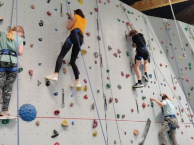 Kinder beim Bouldern