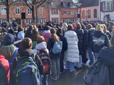 Viele Schüler bei einer Kundgebung