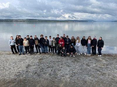 Schulklasse am Ufer des Bodensees