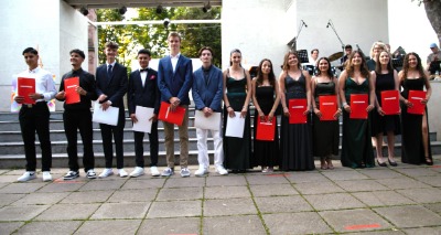 Abschlussklasse mit Zeugnissen in der Hand