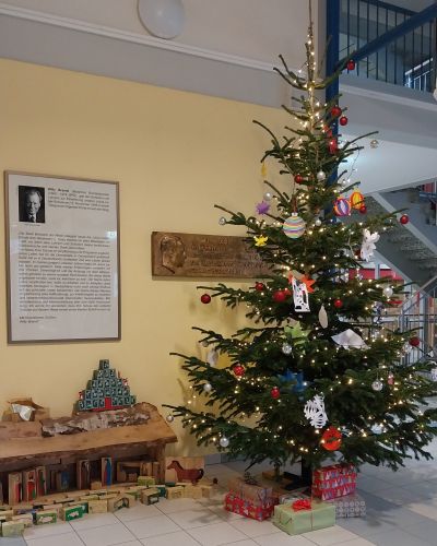 Weihnachtsbaum in der Aula