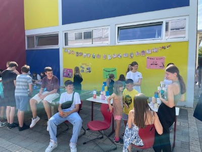 Schüler*innen in der Pause auf dem Schulhof