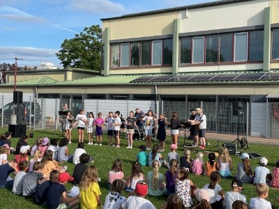 Schüler*innen beim Open Air Gottesdienst vor der Schule