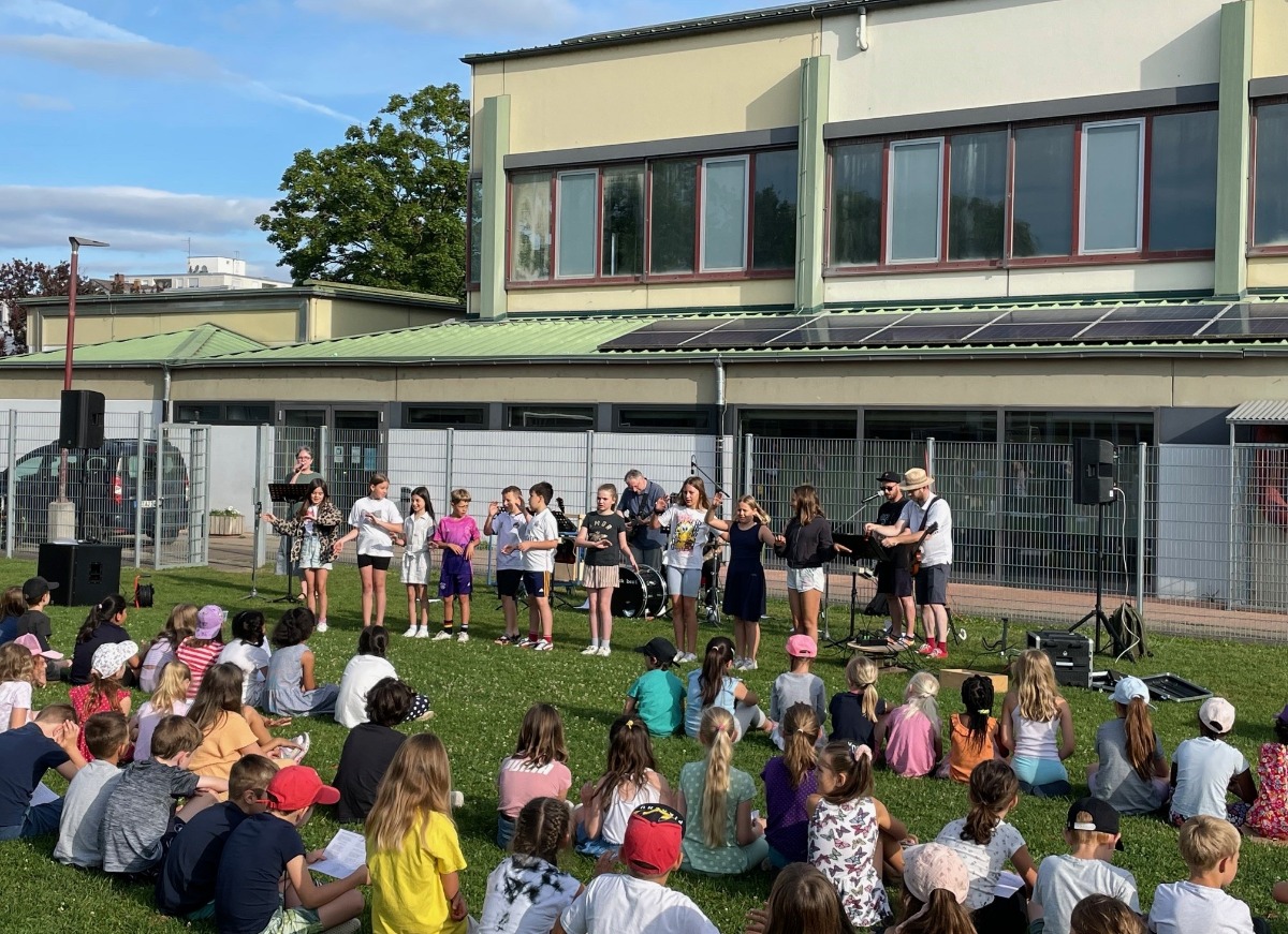 Schüler*innen beim Open Air Gottesdienst vor der Schule