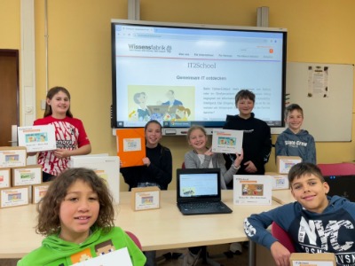 Schüler*innen bei der IT Projektarbeit im Klassenzimmer