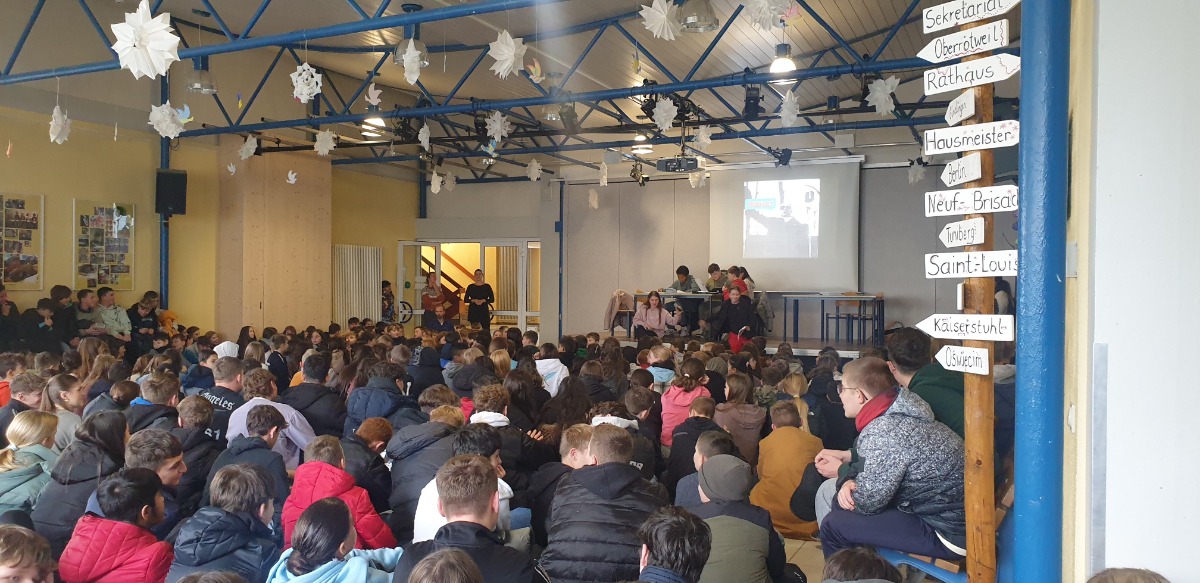 Schulgemeinschaft in Aula