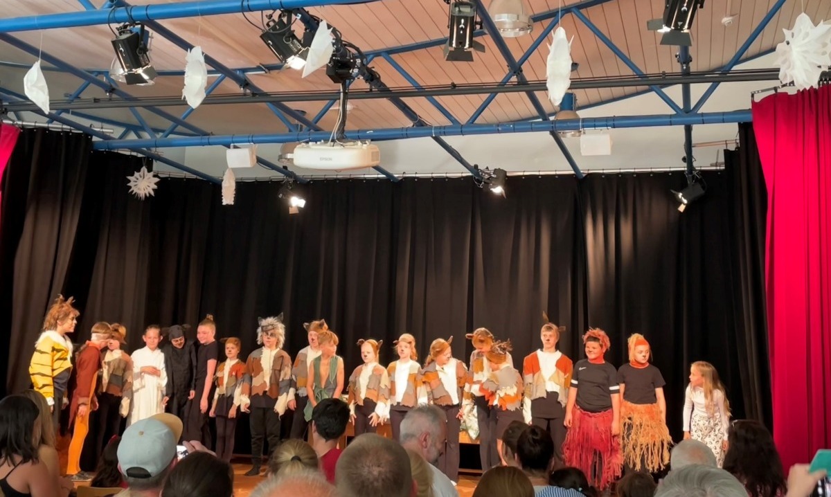 Schüler*innen auf der Theaterbühne