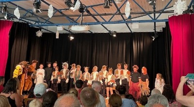 Schüler*innen auf der Theaterbühne