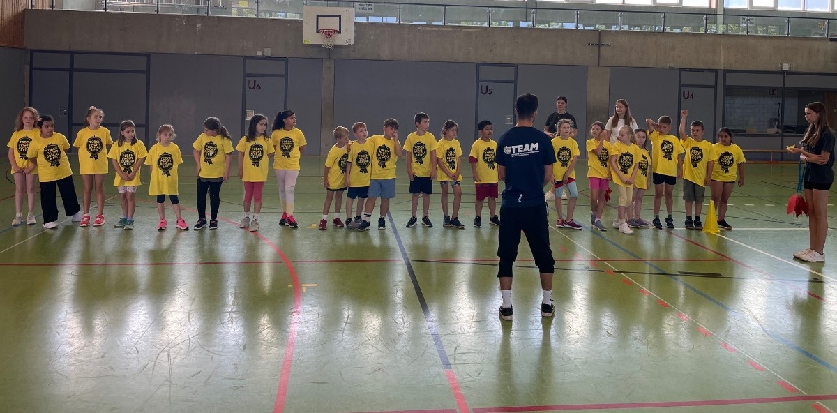 Schüler*innen n der Sporthalle beim Sportunterricht