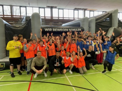 Gruppenfoto in der Sporthalle