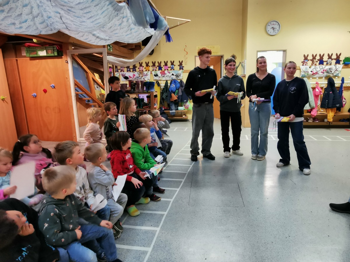 Jugendliche im Kindergarten zu Gast