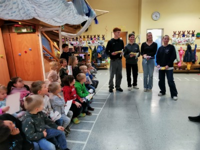 Jugendliche im Kindergarten zu Gast