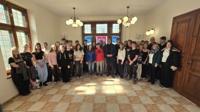 Schülergruppe mit Bürgermeister im Rathaus