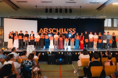 Abschlussklassen auf der Bühne