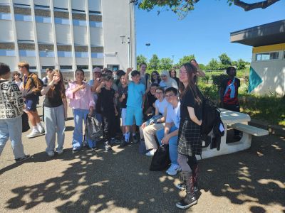 Schüler auf einem Schulhof