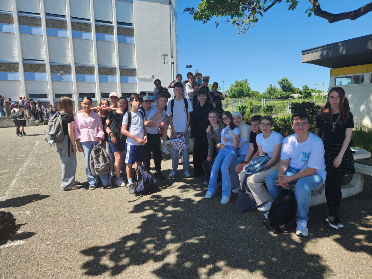 Schüler auf einem Schulhof