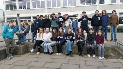 Schülergruppe vor der Schule