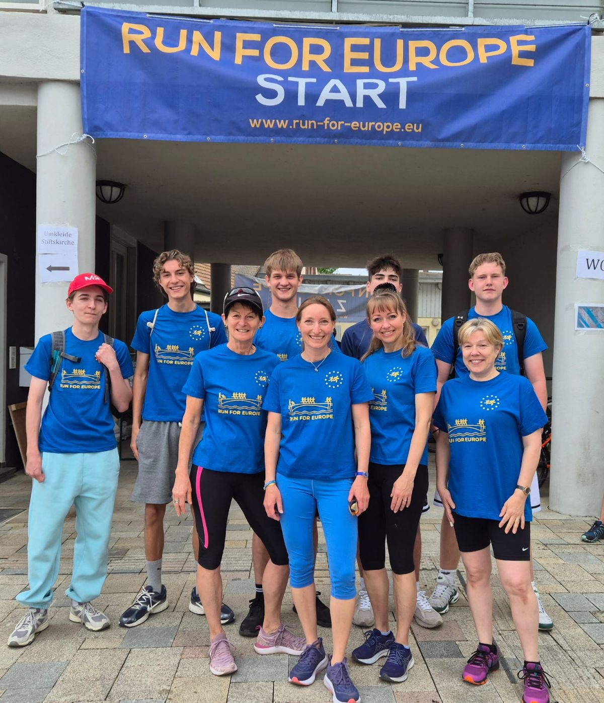 Läufer vor Banner