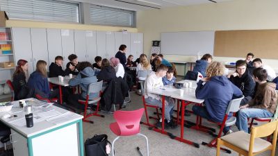 Schüler arbeiten in einem Klassenzimmer