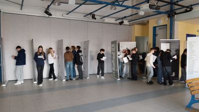 Schüler vor Rollups