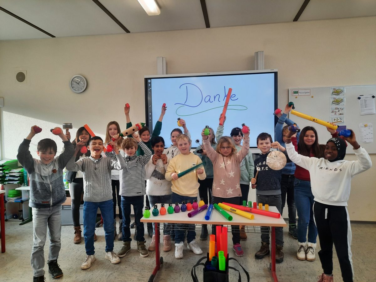 Schüler*innen mit neuen Musikinstrumenten