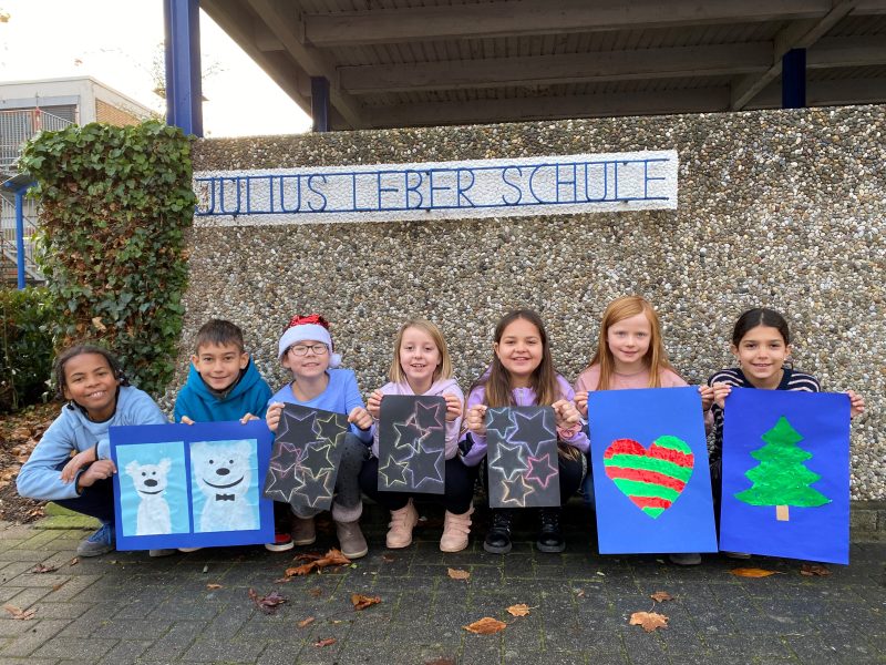 Schüler*innen präsentieren ihre Kunstwerke
