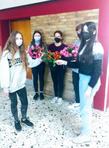 Schüler*innen mit Rosen