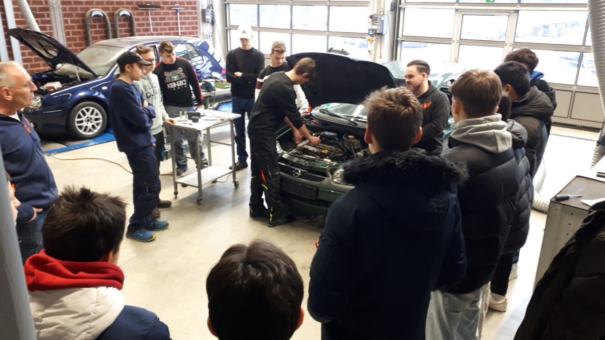 Schüler*innen in der Werkstatt