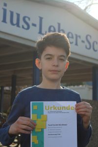 Schüler mit Urkunde