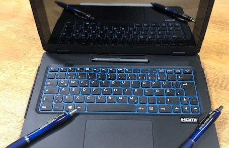 Bild aufgeklapppter Laptop