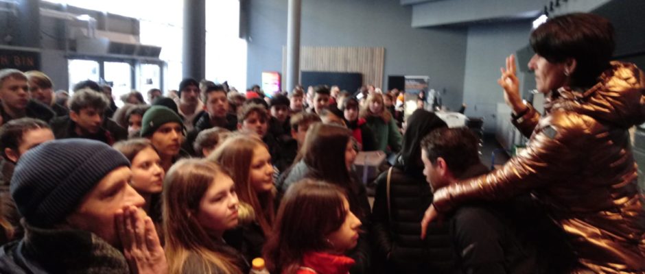 Schüler*innen in der Aula