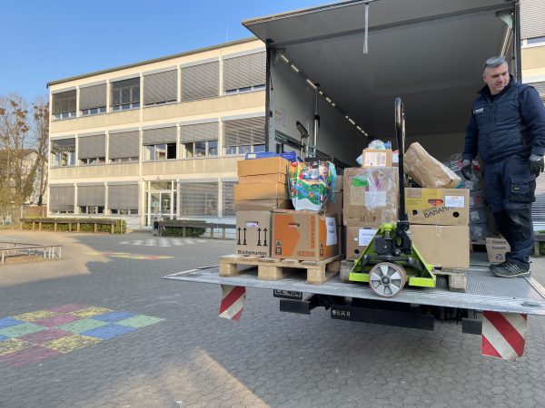 LKW Ladebühne mit Paketpalette