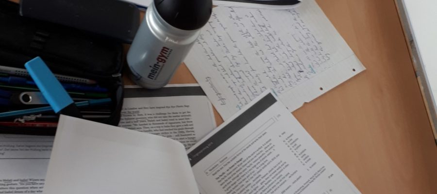 Arbeitsblätter liegen auf einem Tisch