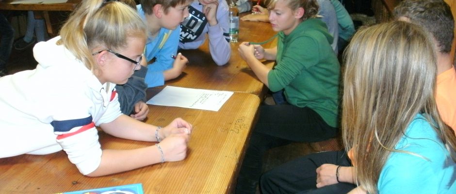 Schüler*innen bei der Beratung