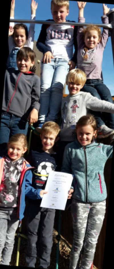 Stolze Schüler*innen mit ihrem Zertifikat