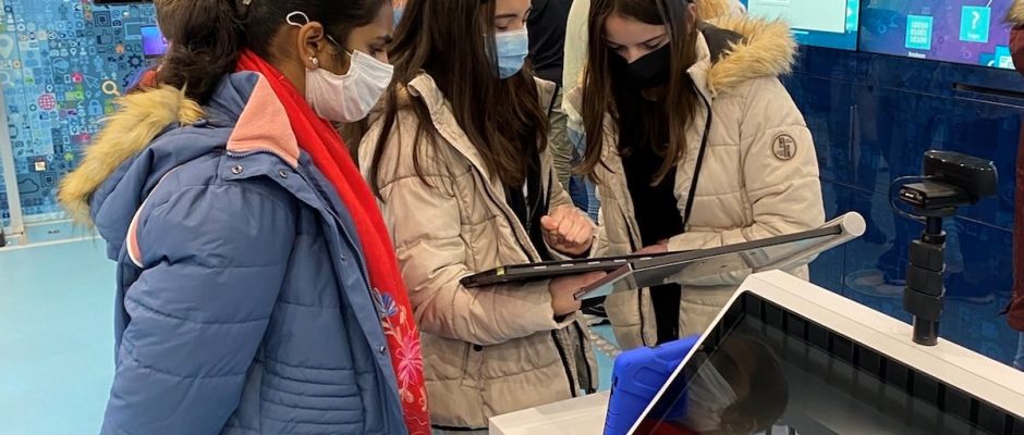 Schüler*innen am Tablet