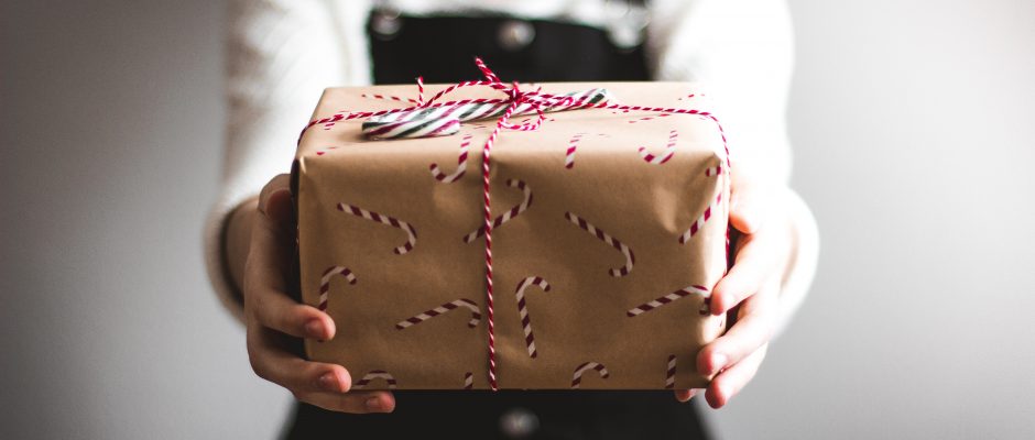 Kind übergibt Geschenk