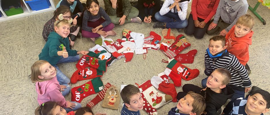 Schüler*innen im Kreis mit Nikolausstiefeln