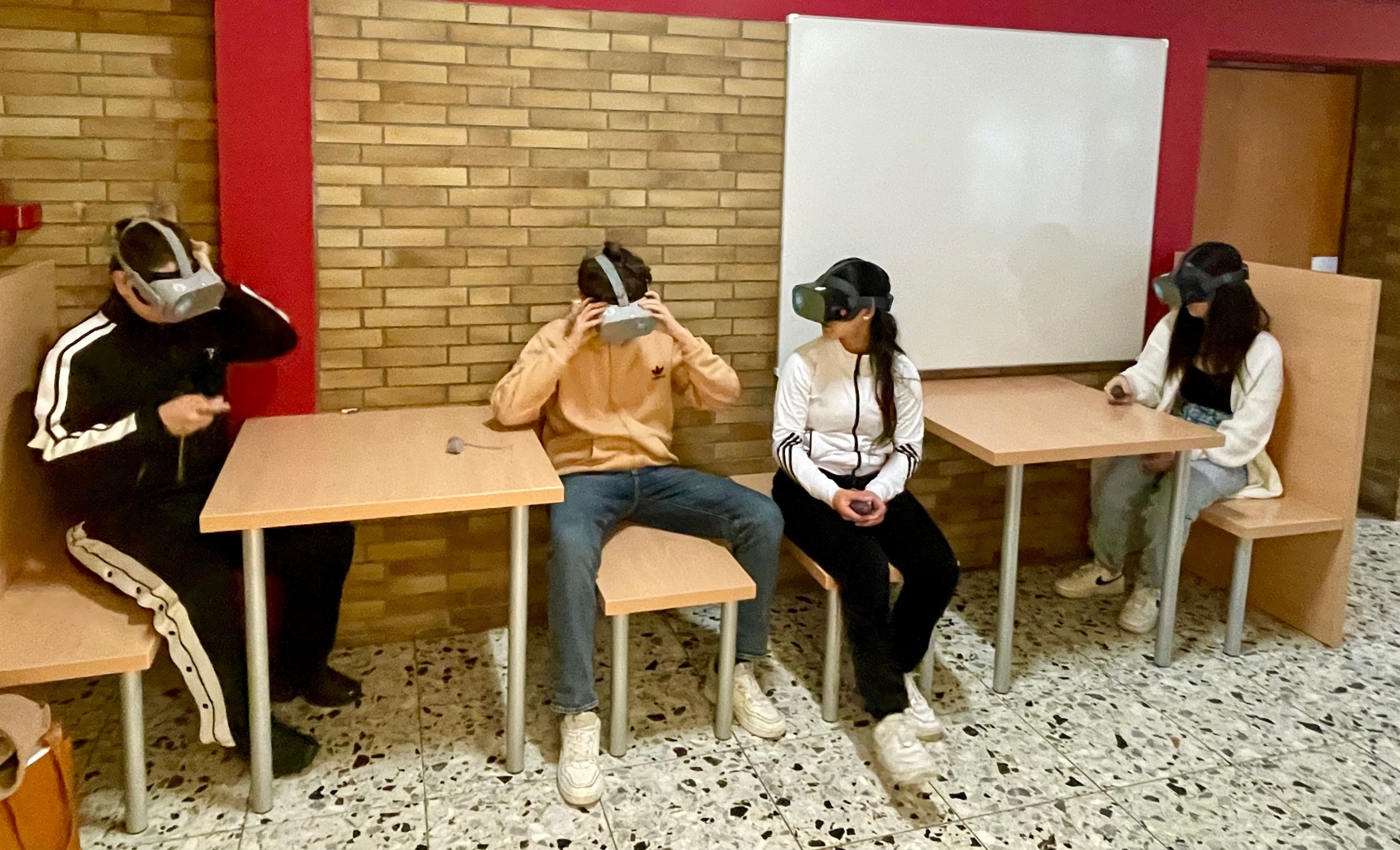 Schüler*innen mit VR-Brillen beim ausprobieren
